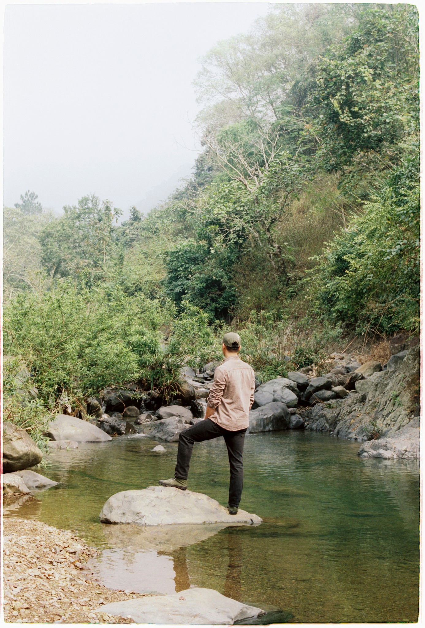 Tấm Ảnh Cháy Sáng Cuối Cuộn Film và Một Năm Bất Ổn